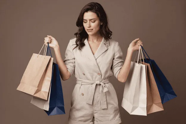 mujer con muchas bolsas de tiendas.